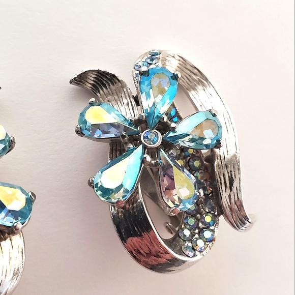 Schiaparelli - Signed Vintage AB Crystal Clip-on Earrings Flower & Ribbon Design - Picture 3 of 9